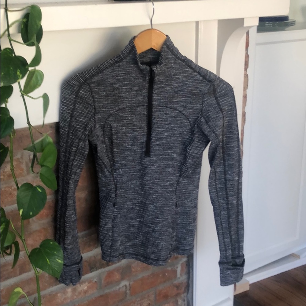 Never worn Lululemon half zip pullover gray/black.